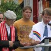 Neusorgs katholischer Pfarrer Hans Riedl (von links) und der evangelische Geistliche  Andreas Kraft segneten das neue Löschfahrzeug vom Typ LF 20 KATS.