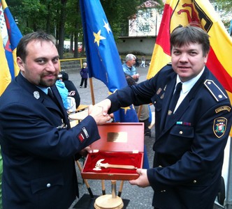 Geschenkübergabe 20 Jahre Skalna-Neusorg