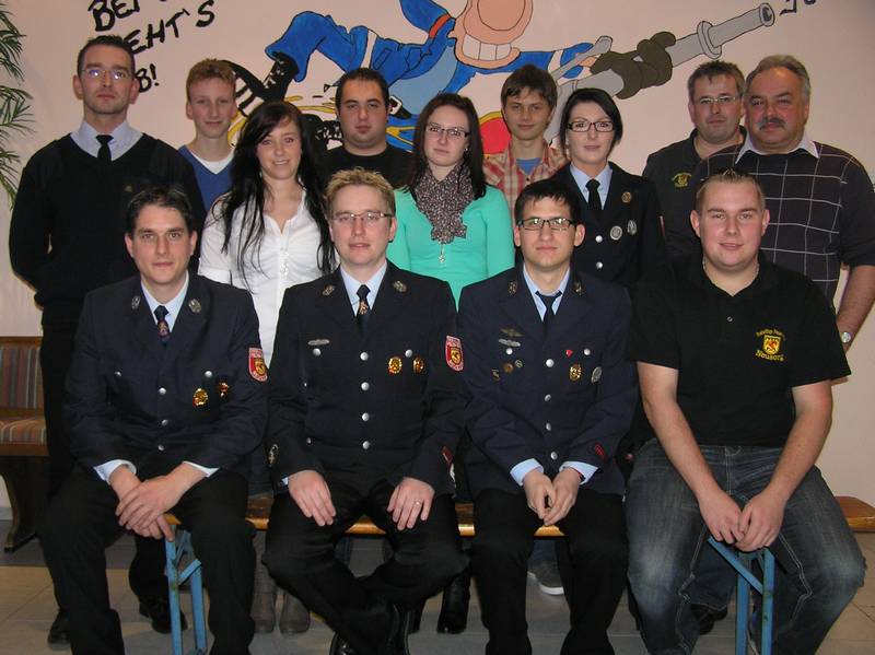 Beförderungen zur Jahreshauptversammlung 2012::Eine ganze Reihe von Feuerwehrmitgliedern wurden in der Jahreshauptversammlung der FFW Neusorg von Kommandant Stefan Binner (stehend links) befördert. Befoerderungen_2012