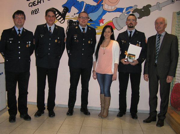 Feuerwehrvorsitzender Alexander Veigl (links) beglückwünschte den neuen Kommandanten Florian Heinl und seinen Stellvertreter Sven Hupas (Zweiter und Dritter von links). Zur neuen Beisitzerin kürte die Versammlung Stefanie Ritter. Bürgermeister Peter König (rechts) verabschiedete den scheidenden Kommandanten Stefan Binner. 651917 web