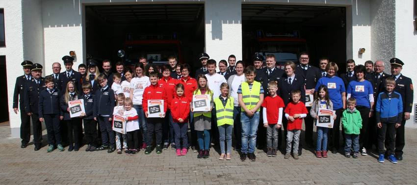 18 neu gegründete Kinderfeuerwehren, bzw. deren Vertreter, waren am vergangenen Sonntag zu Gast im Fuchsmühler Feuerwehrgerätehaus. Dabei konnten sie aus den Händen von KBR Andreas Wührl (2. von links), bzw. seinen Kreisbrandinspektoren, bzw. –Meistern den aktuellen Ordner „Handreichung Kinderfeuerwehren“ mit nach Hause nehmen Mächtig stolz auf "Grisus Freunde" und ihre Kollegen